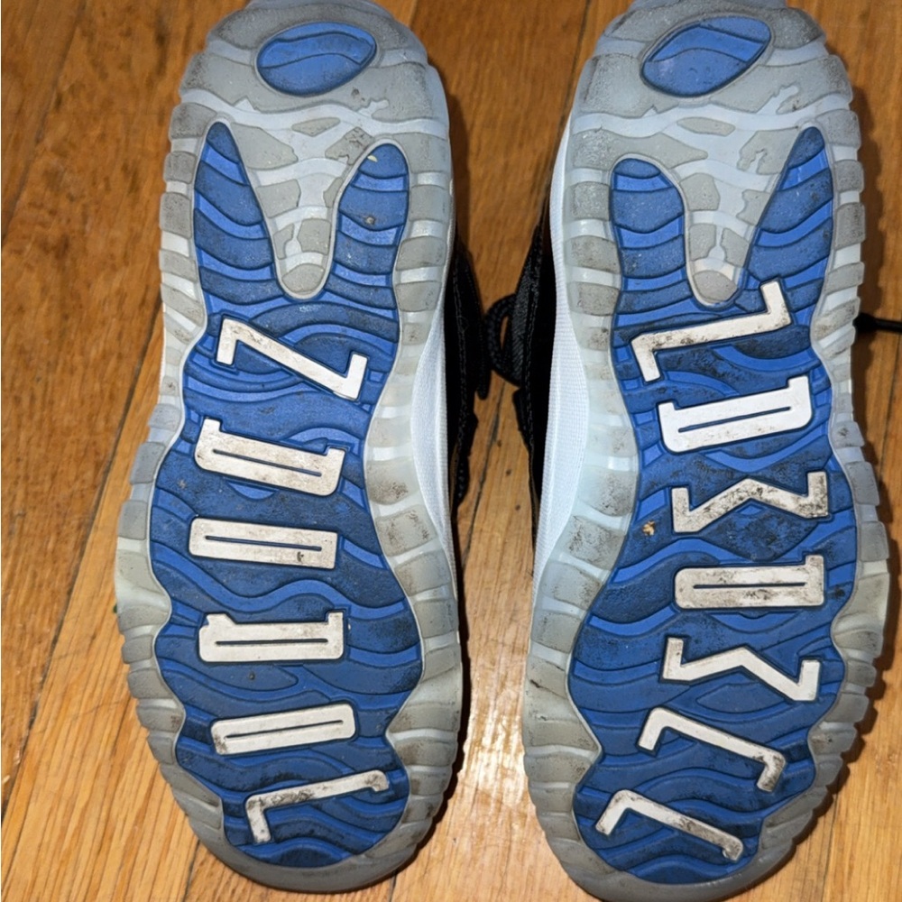 Kids Jordan’s Space jams - Picture 3 of 4